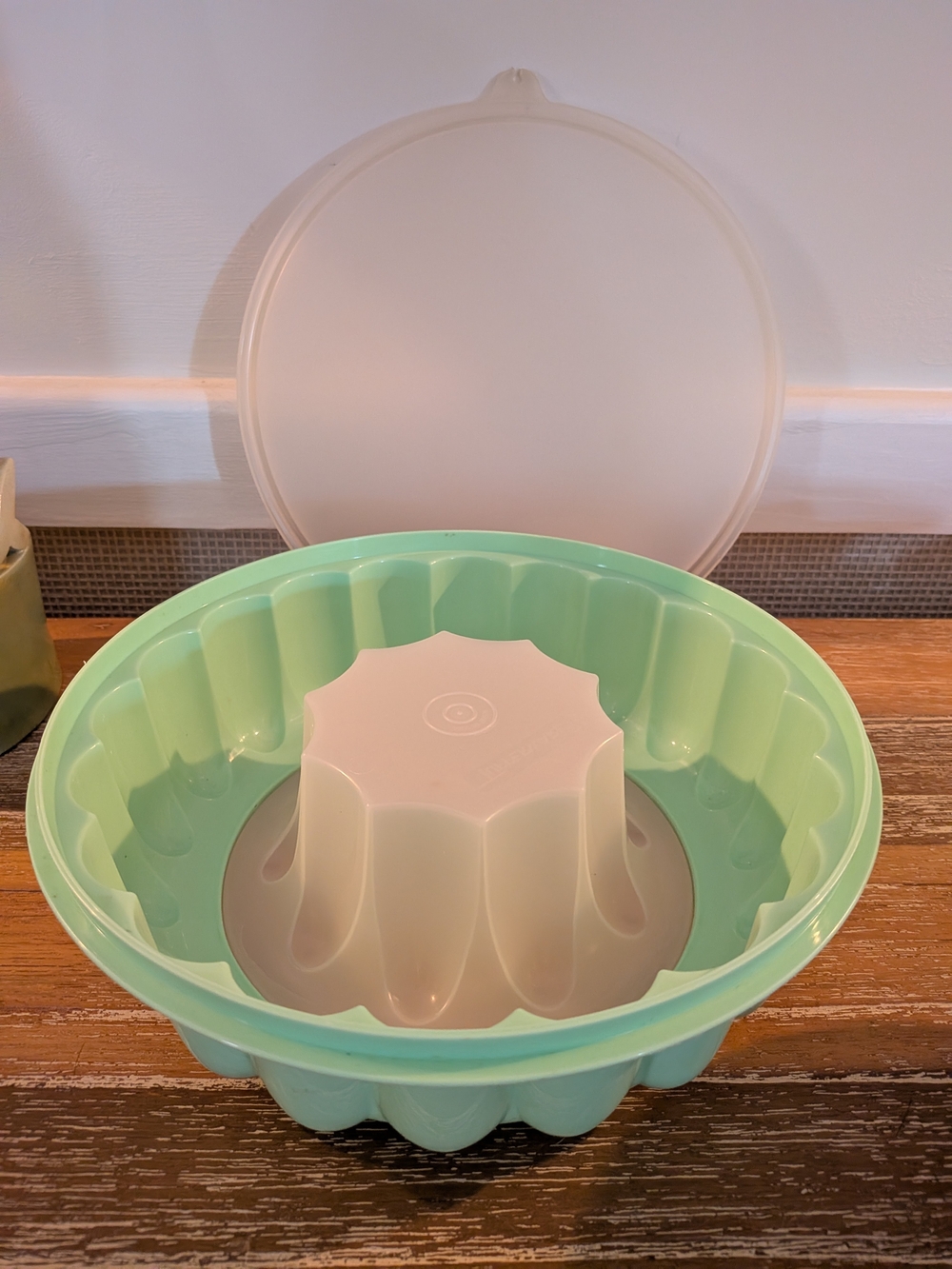 Vintage Tupperware Gelatin Mold in Mint Green With Lid